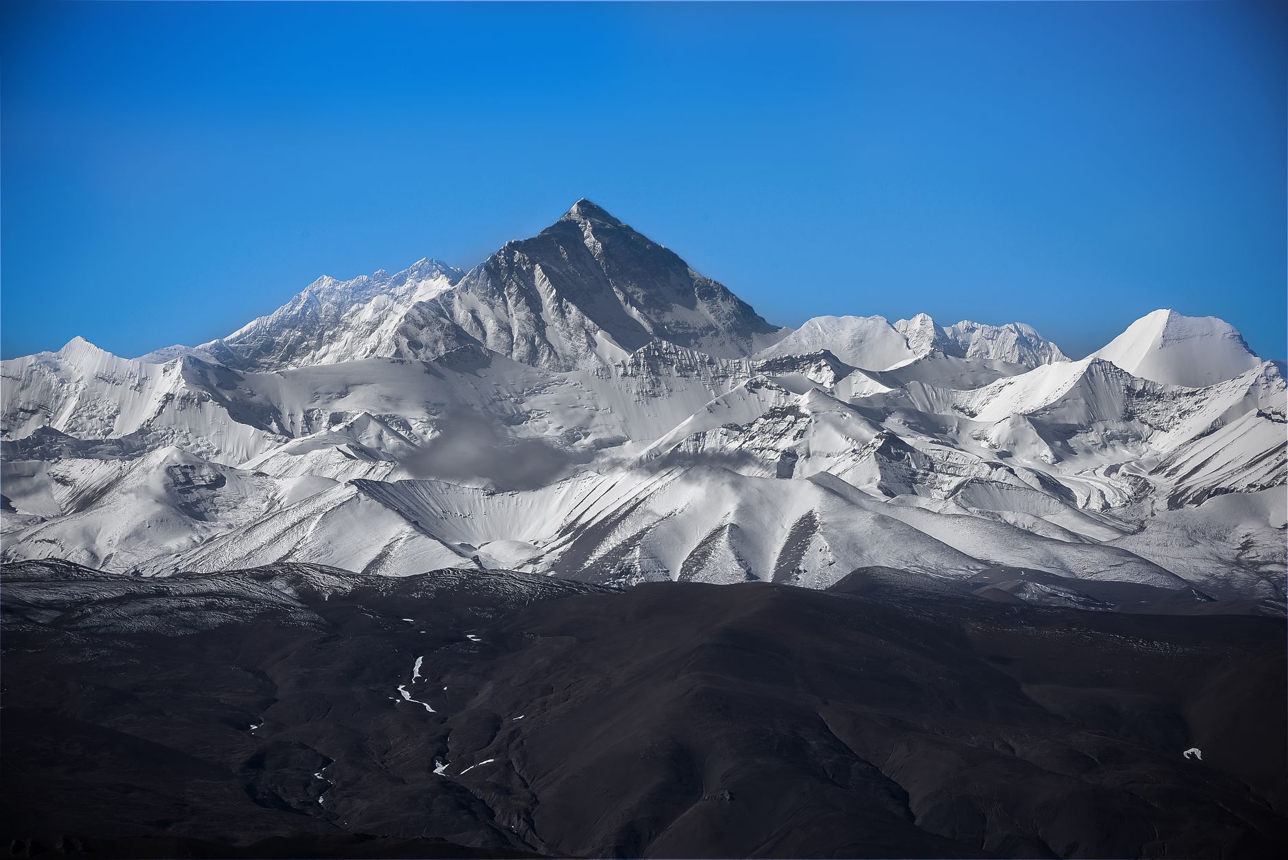 珠穆朗玛峰的空中全景，白雪覆盖的山顶