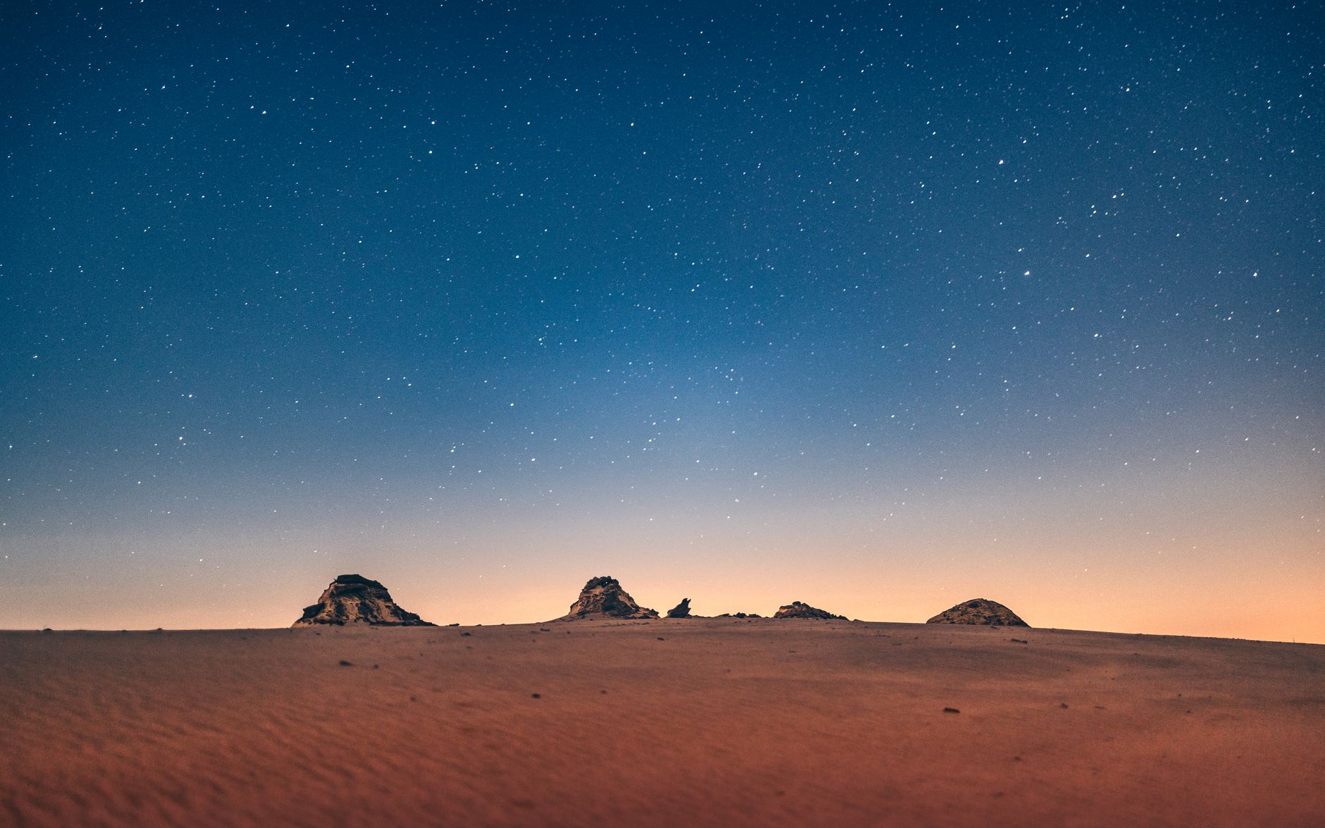 火星地平线上的蓝色日落景象