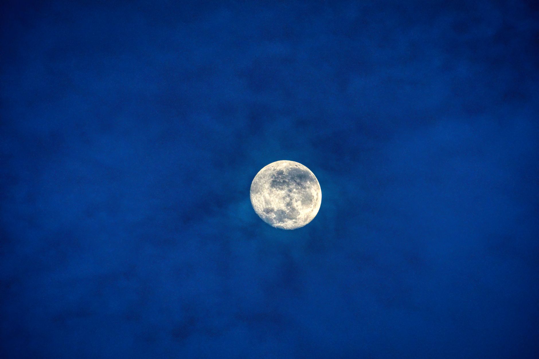 夜空中一轮明亮的满月
