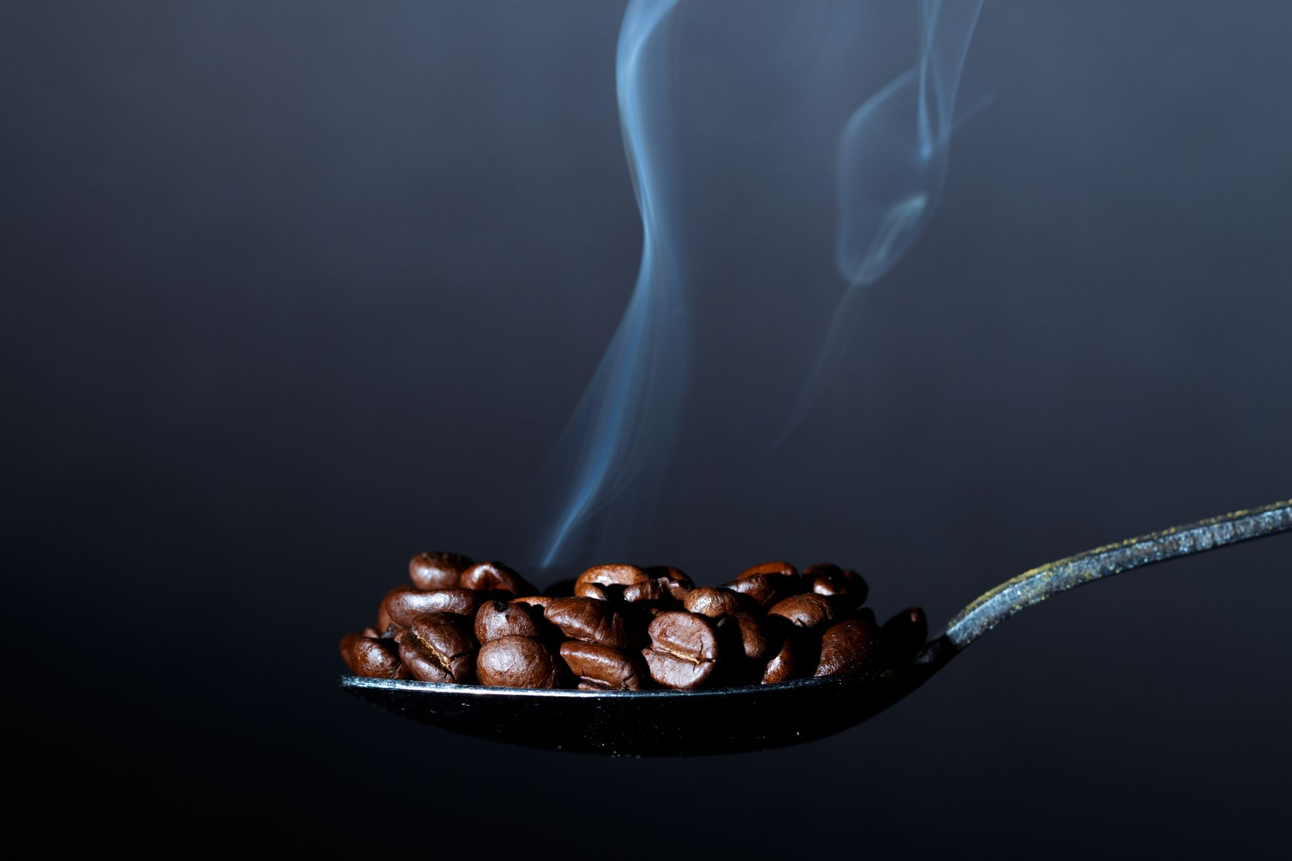 一个人正在闻咖啡杯上方的蒸汽