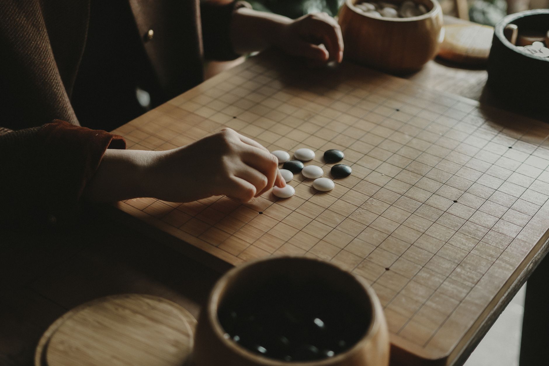 围棋棋盘上黑白棋子交错