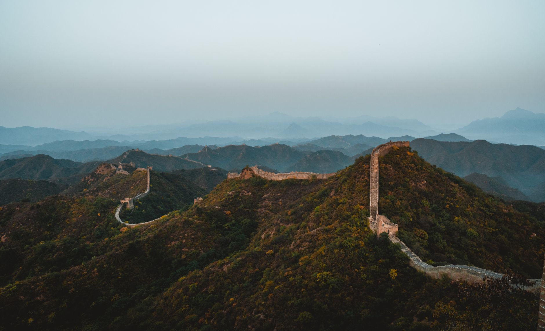 长城在山脊上蜿蜒的航拍图