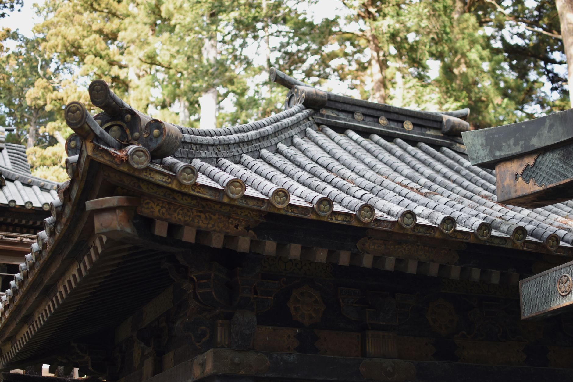 日本古老的木质寺庙建筑，展现传统木工技艺