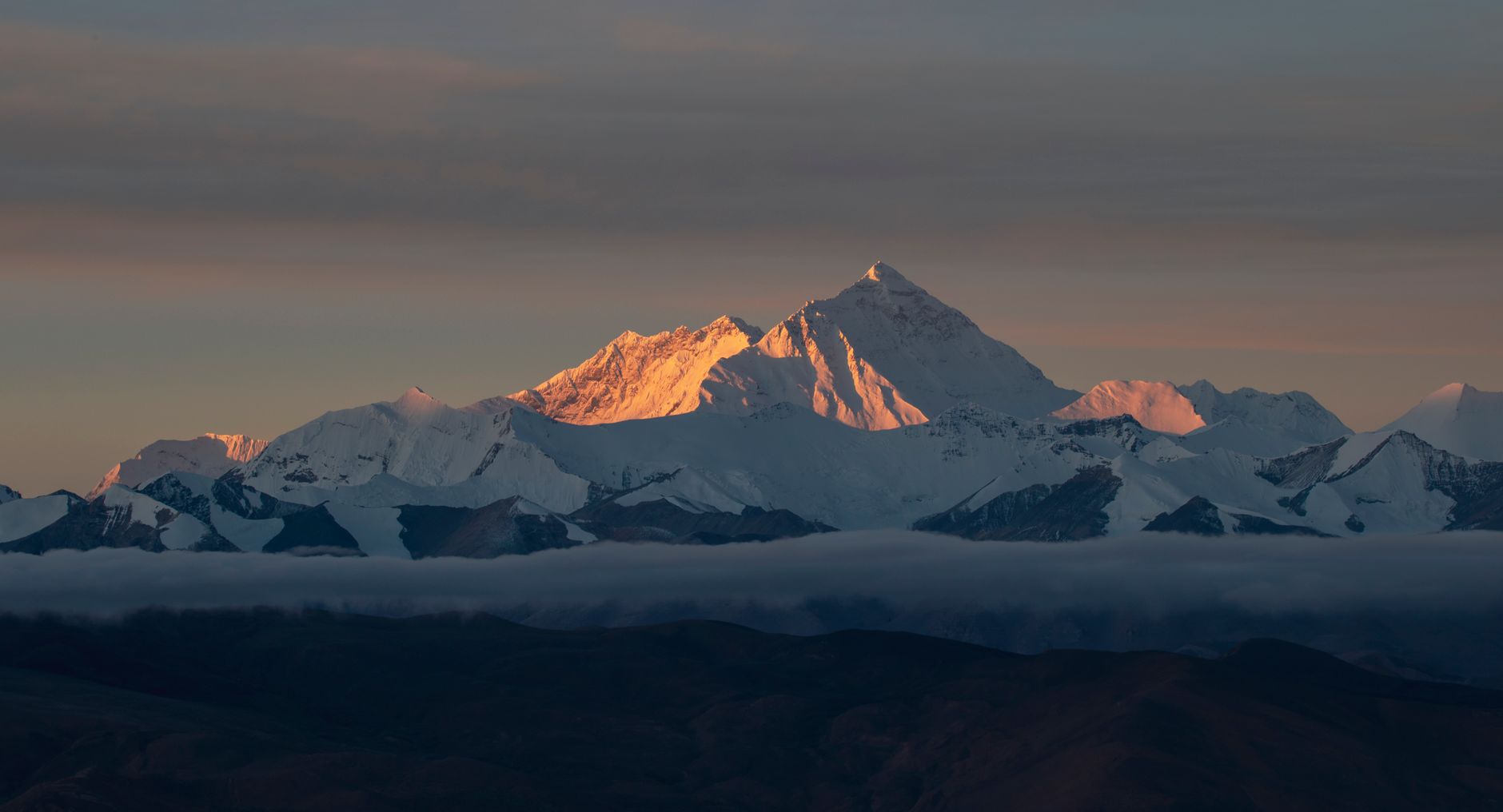从远处拍摄的珠穆朗玛峰，山顶积雪覆盖