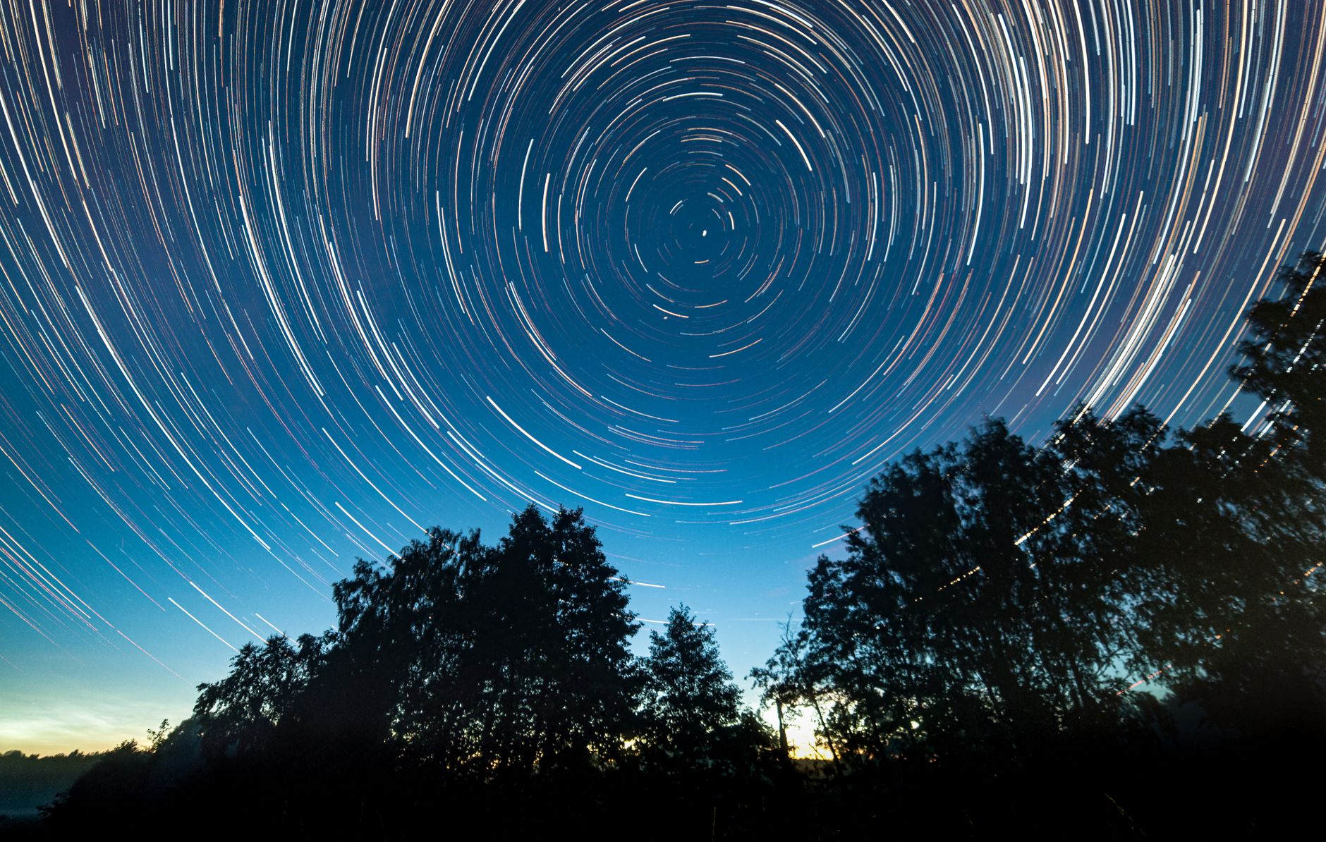 星空中的北极星和星轨