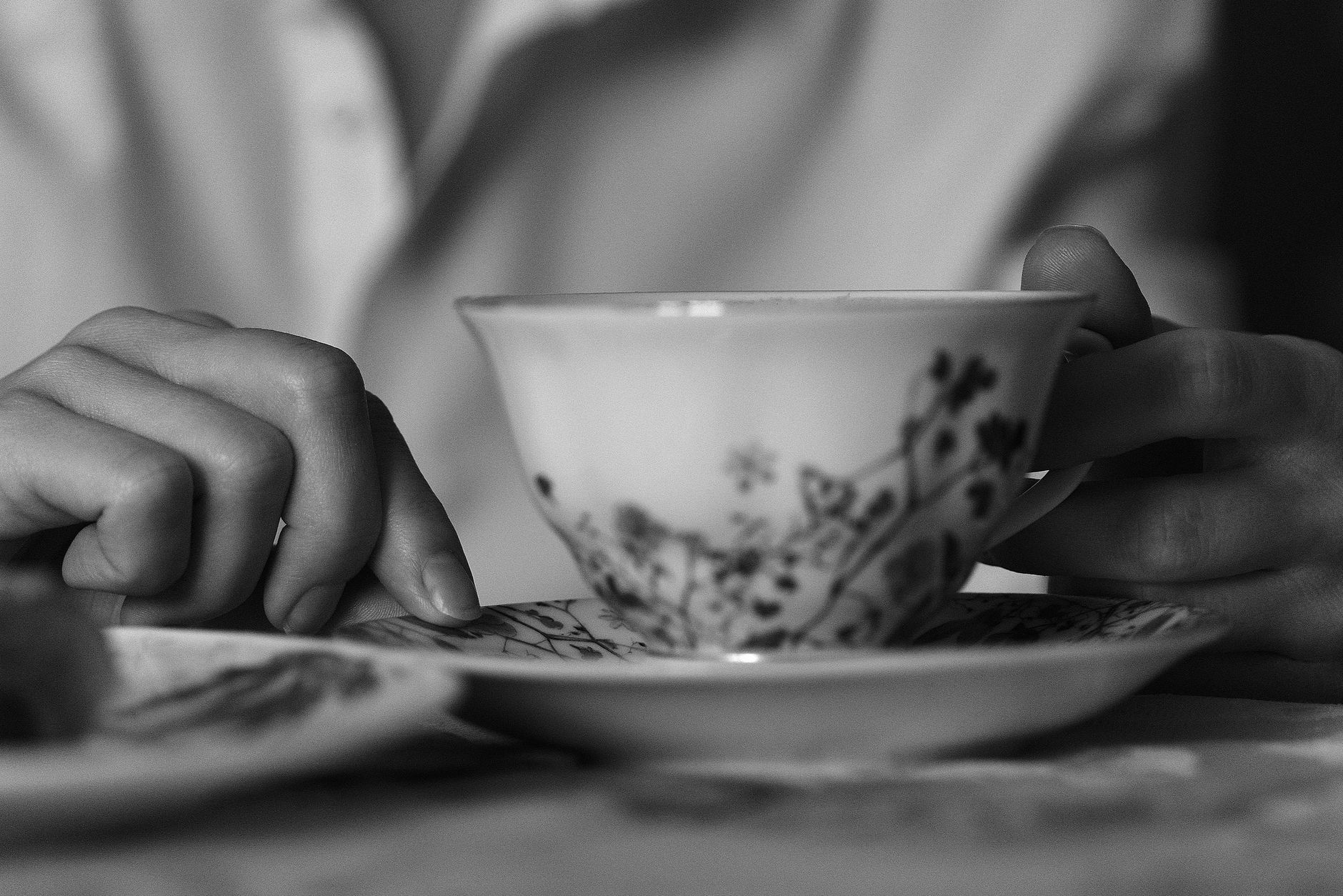一个人翘着小指端茶杯的侧面特写