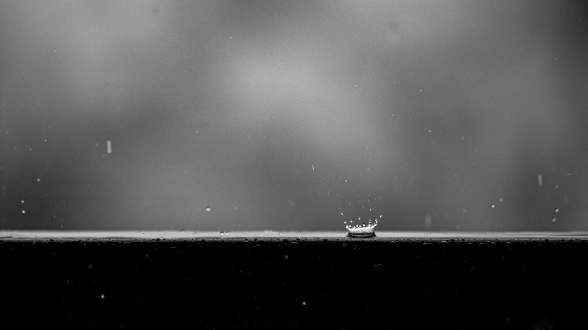 高速摄影下多个雨滴的自由落体形态，显示扁平汉堡包形状