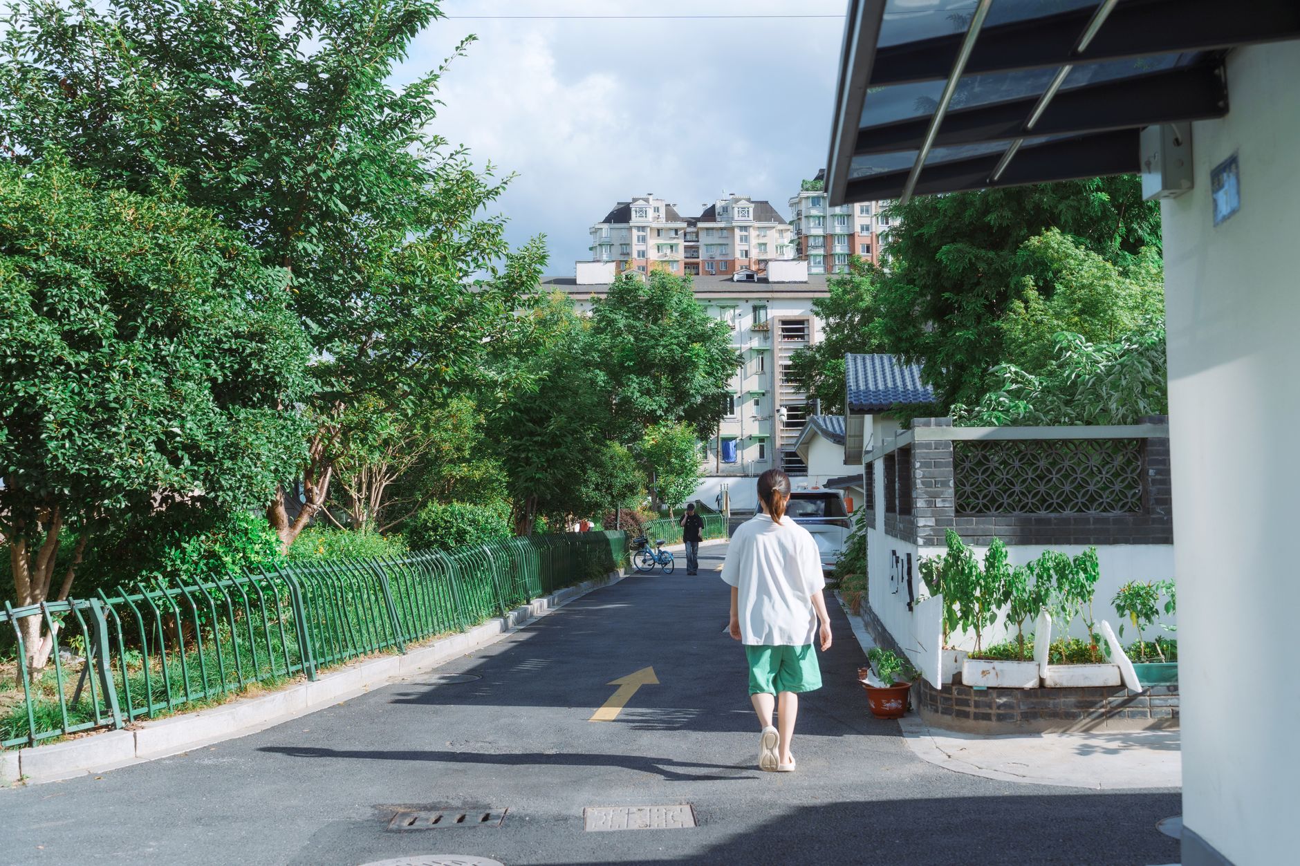 图示比较赤道和极地不同时间的影子长度