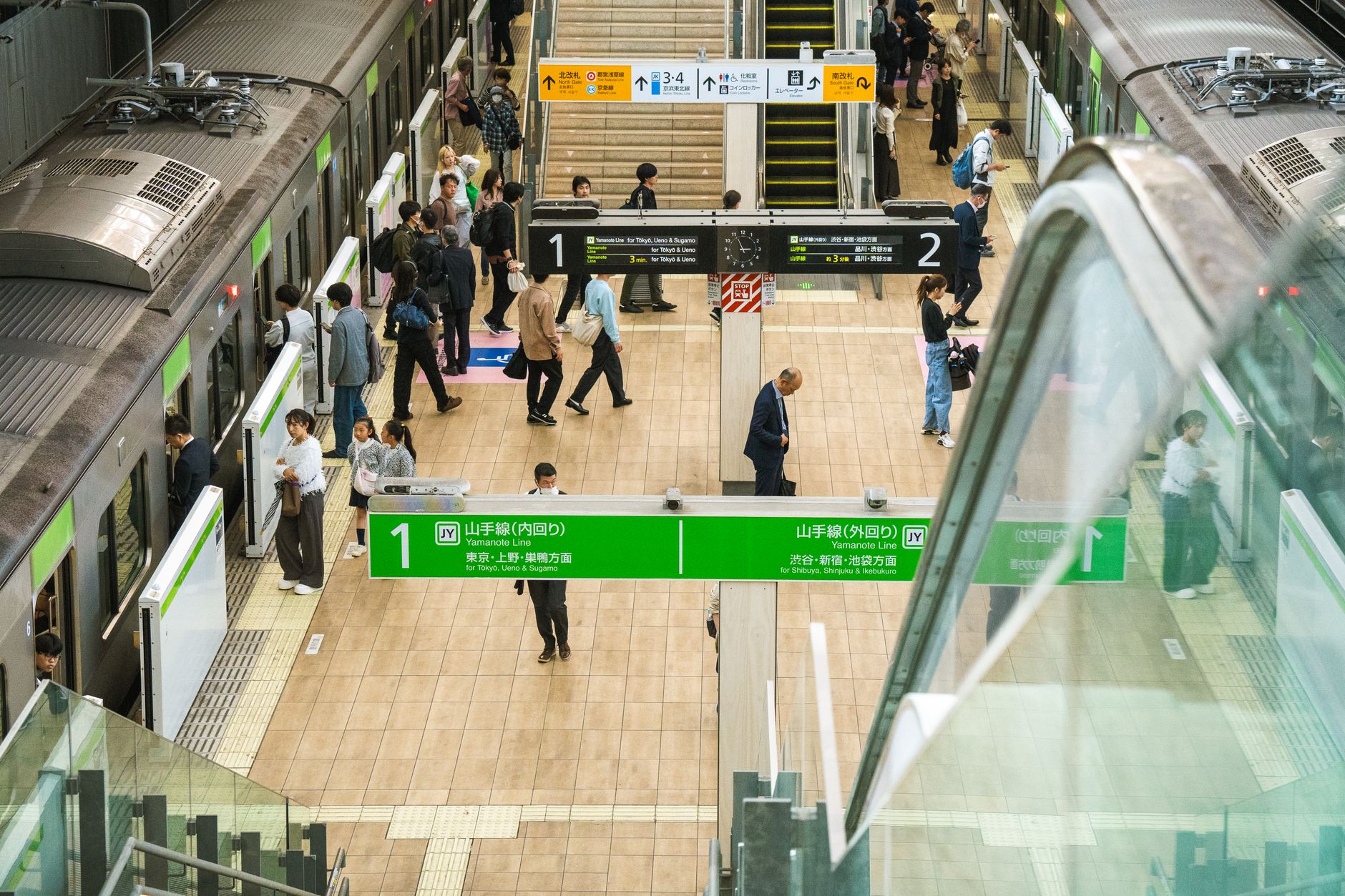 东京地铁站拥挤的站台，乘客排队候车